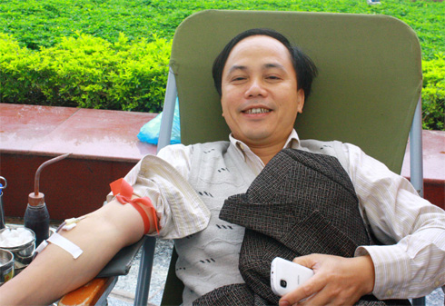Over 3,000 people donate blood